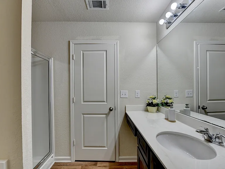 811 Independence Ave — Photo 35