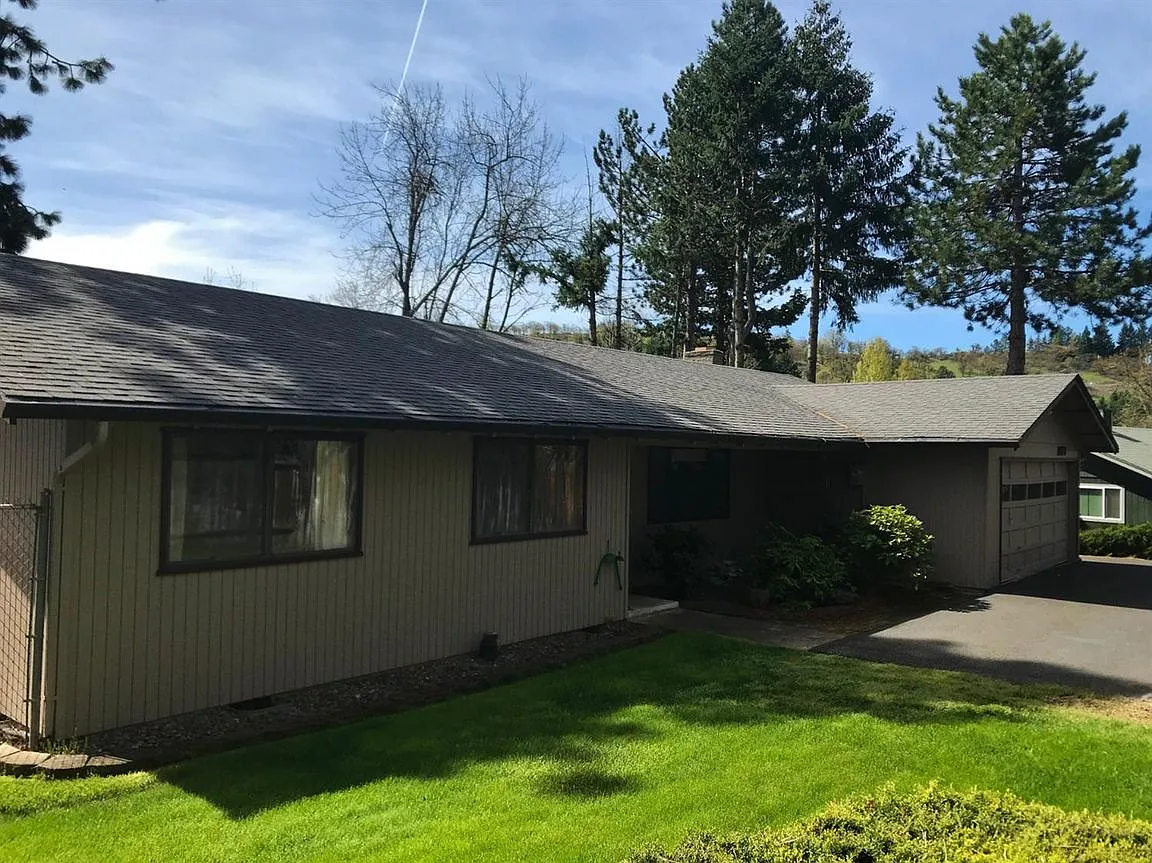 1452 Angelcrest Dr photo 1