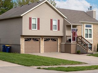 19403 Ironwood Dr, Smithville, MO 64089