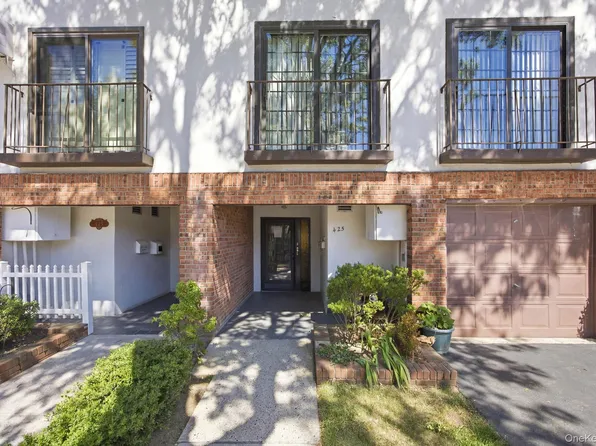 425 Schorr Dr, Flushing, NY 11356