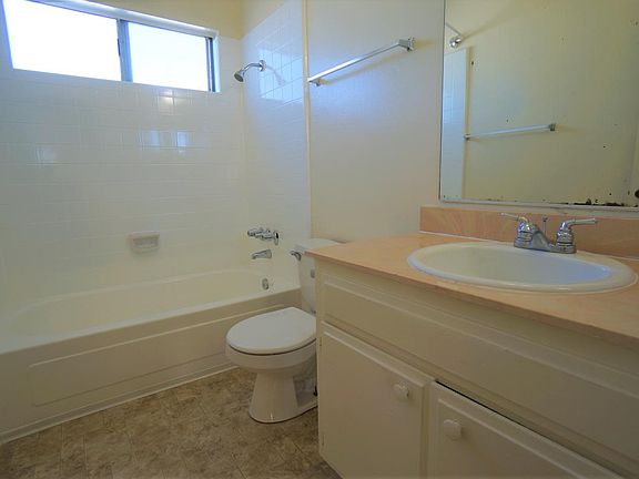 5th image of 3723 Ingraham St APT 6