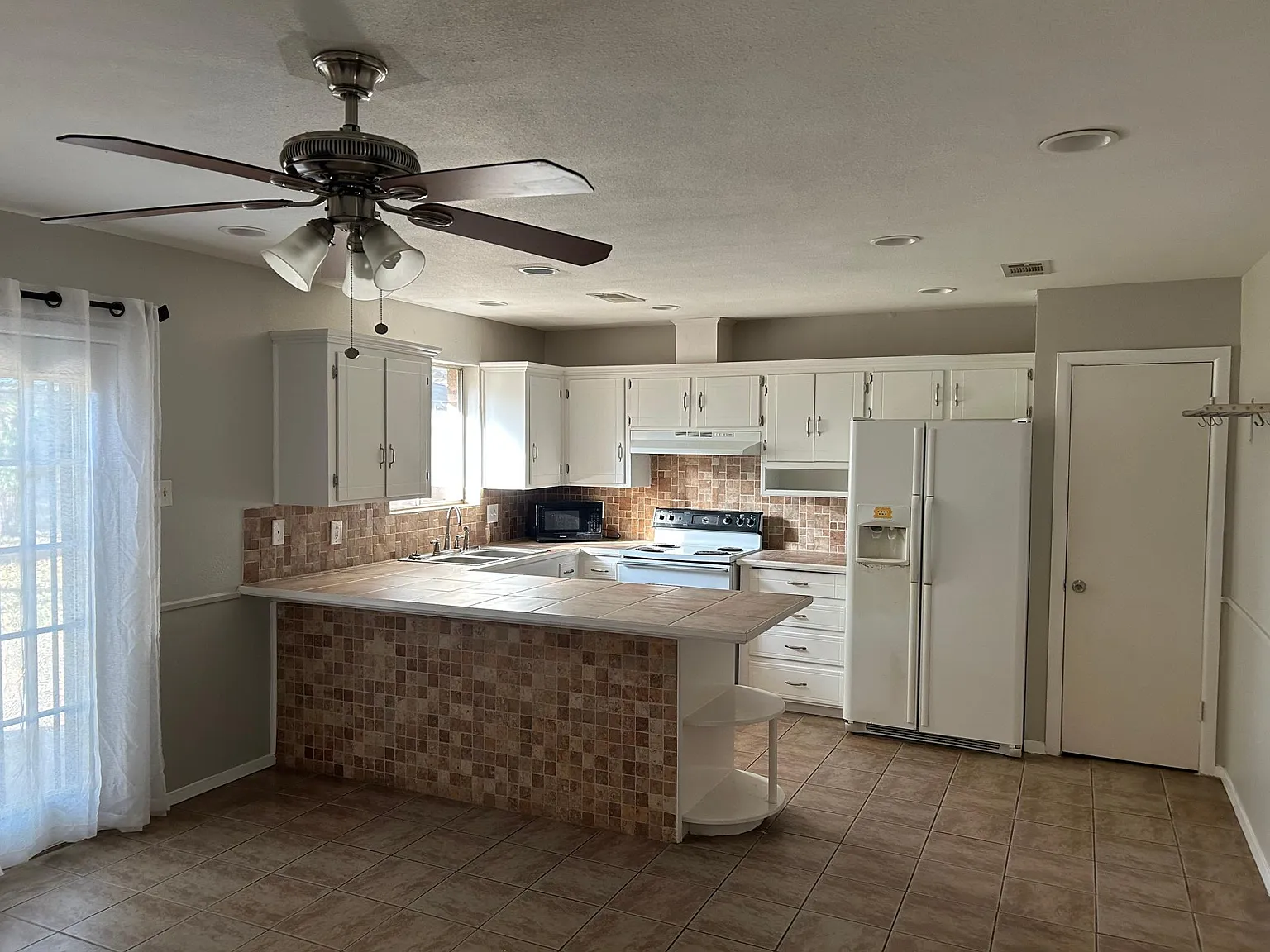 3 bed, 1419 sqft, $2,295 — Photo 3