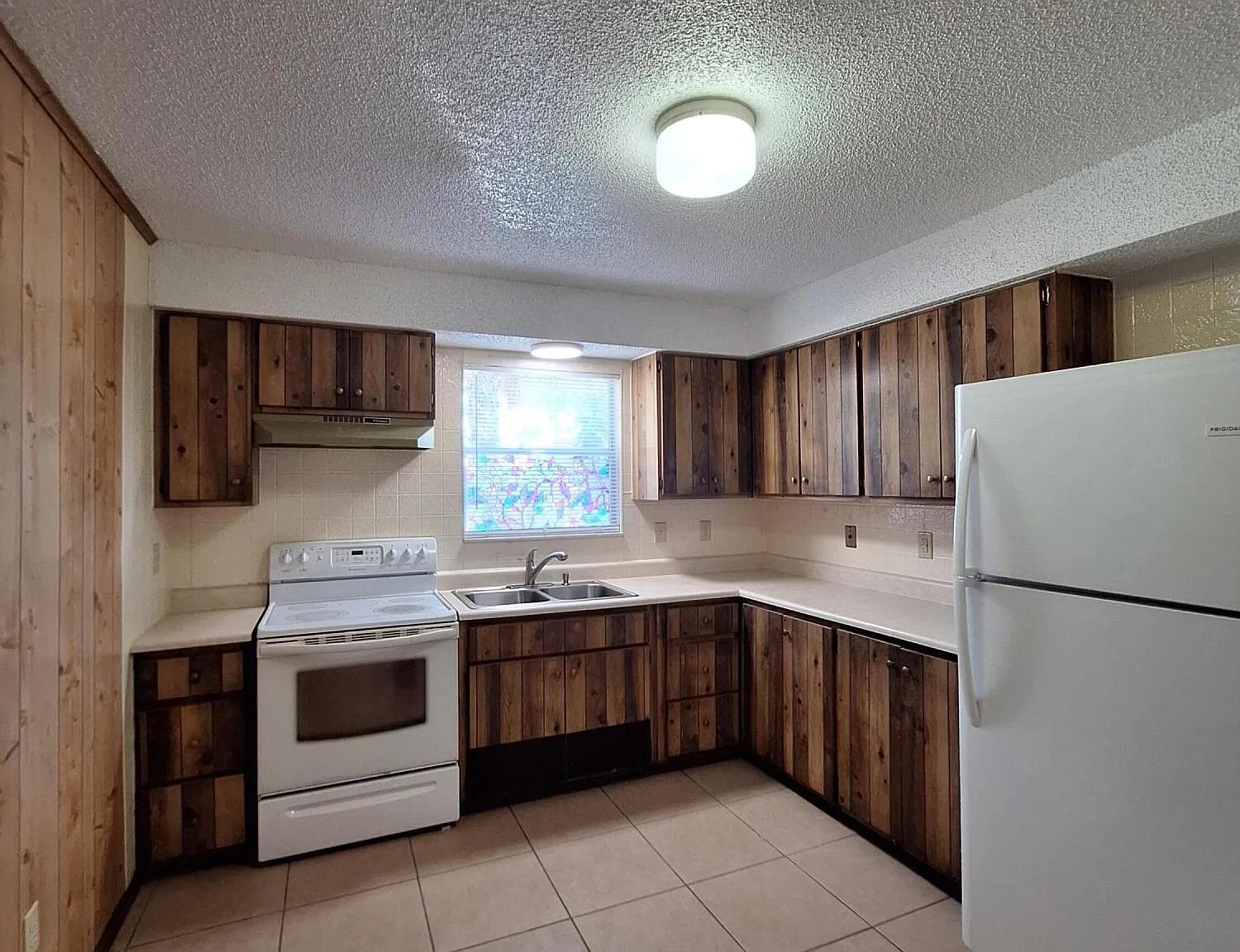 2 bed, 1.0 bath, 2730 sqft, $1,200 — Photo 2