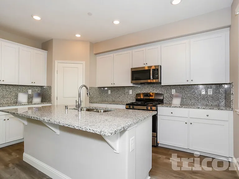 1262 Victorian St — Photo 3