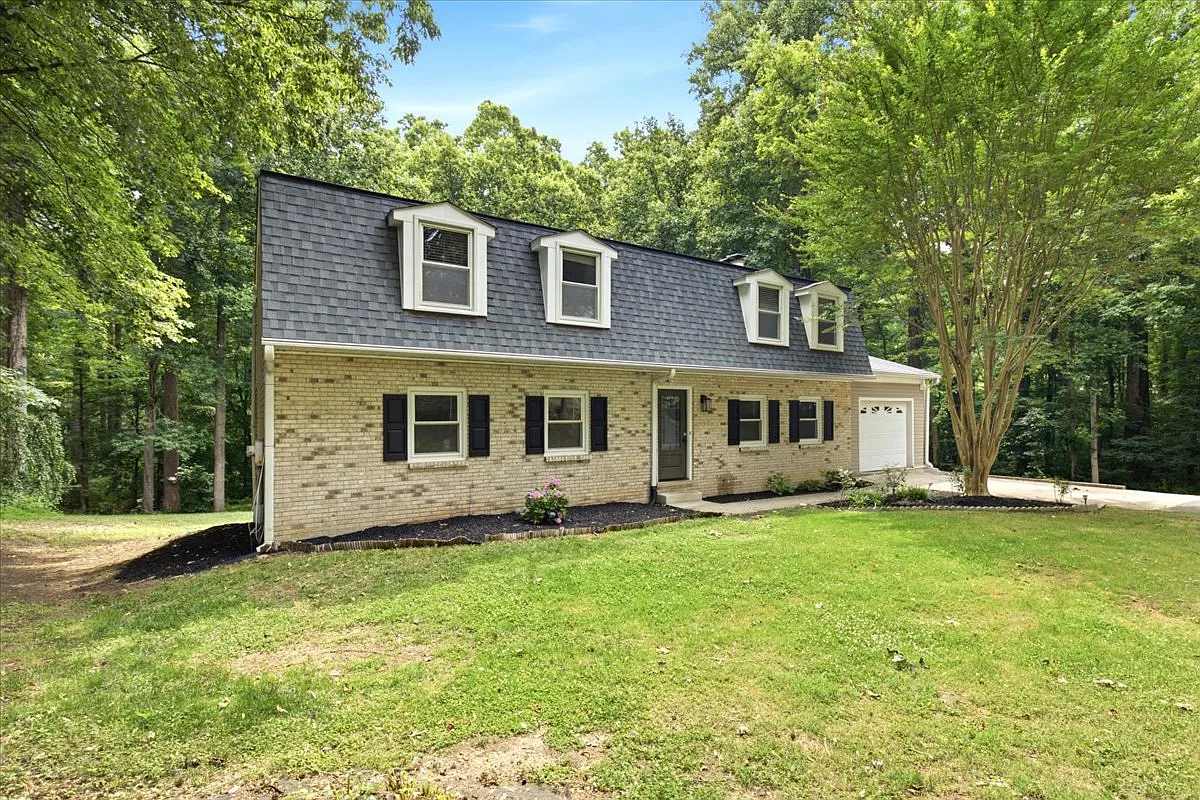 5 bed, 3358 sqft, $3,900 — Photo 4