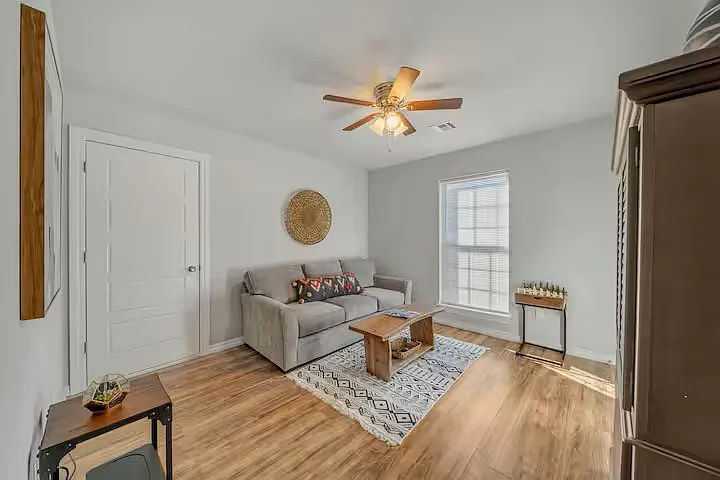 2123 E 63rd St — Photo 16