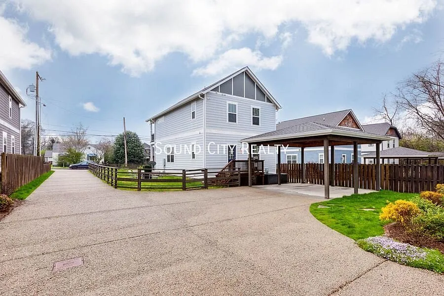Available for November 2026 Move- 3BR 3 full baths, two story home with covered parking, hardwood... — Photo 3