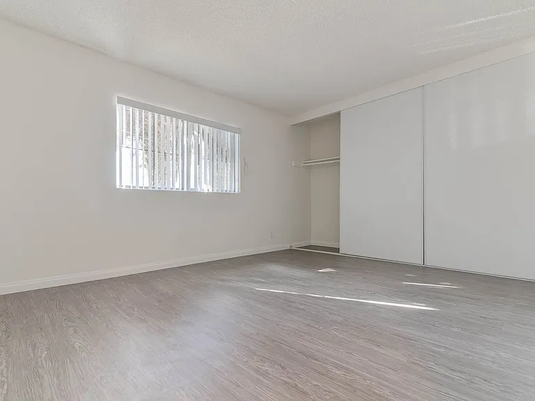 8123 Langdon Ave — Photo 12