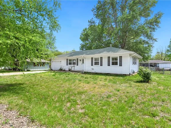 111 Sharon Ln, Garden City, MO 64747