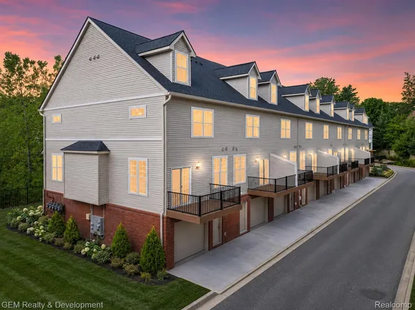 506 Village Ln, Milford, MI 48381