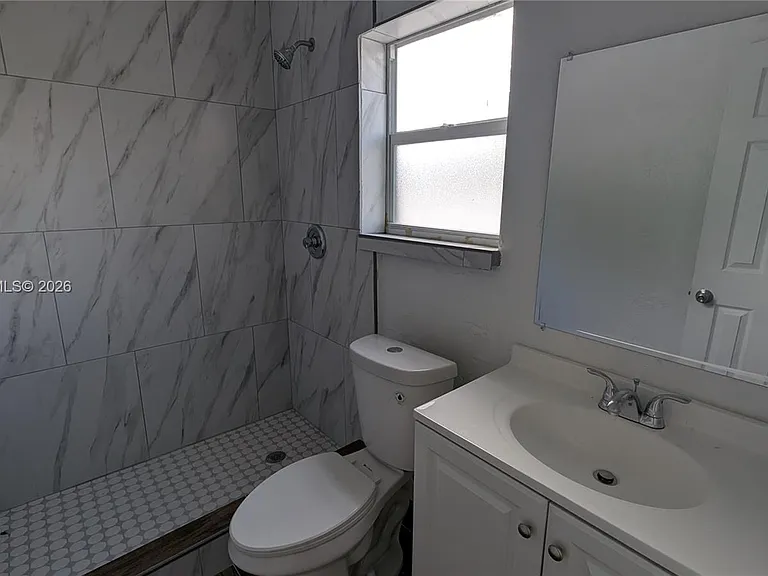 708 NE 4th St #2 — Photo 13