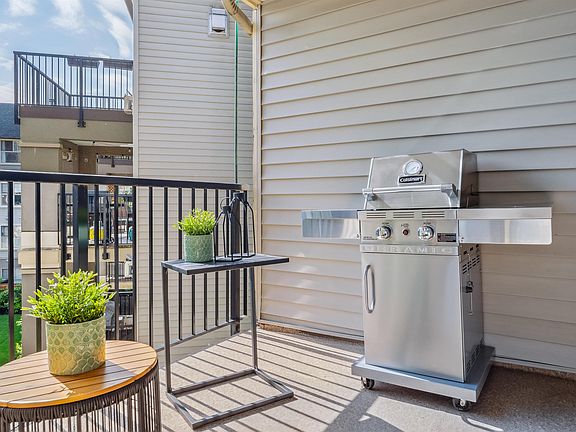 5th image of 215 12th St #410