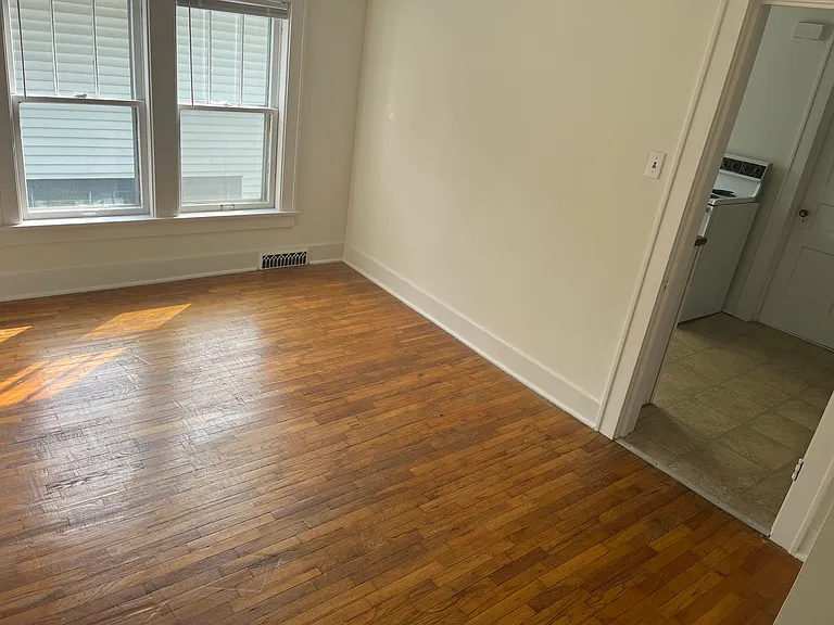 912 Wayne St — Photo 2