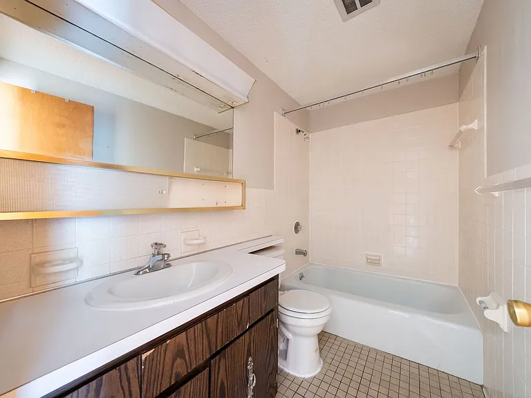 Camelot Village Apartments — Photo 40