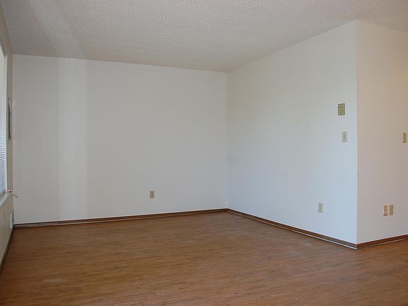 5th image of 108 Kensington Ave S #10