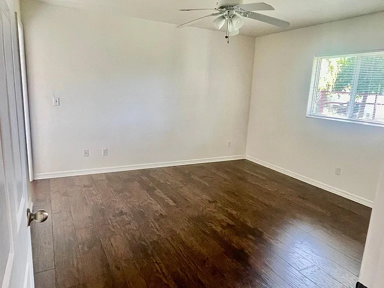 2110 SE 8th Pl — Photo 5