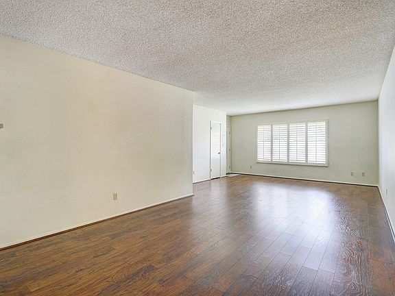 4th image of 7714 E Oak St