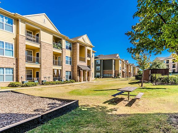 2nd image of 1411 N Cockrell Hill Rd APT 424