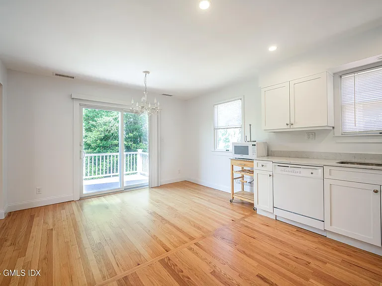 157 E Elm St #B — Photo 9