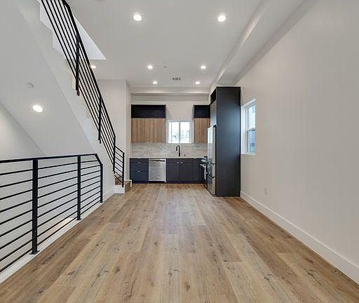 2nd image of 3420 1/2 London St