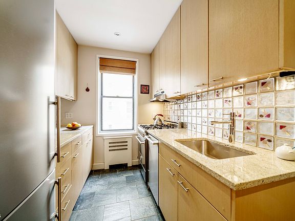 3rd image of 30 E 9th St APT 3KK