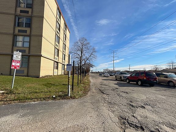 3rd image of 4300 W Ford City Dr APT 905