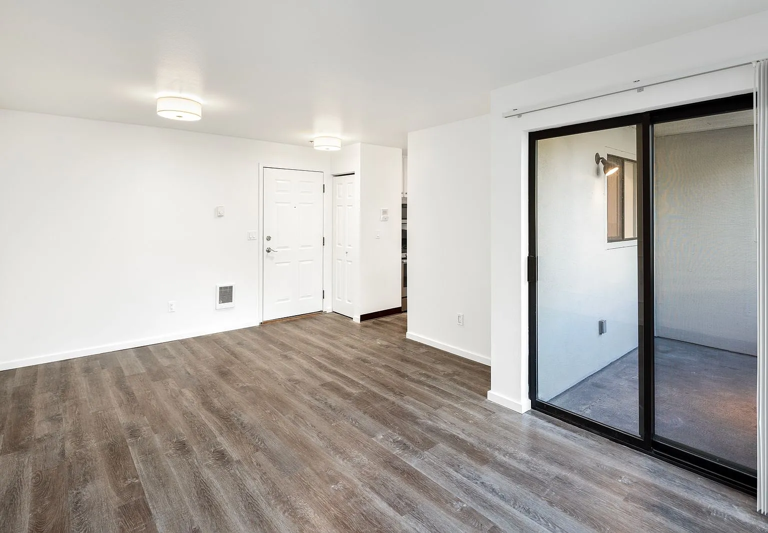 2 bed, 1.0 bath, 812 sqft, $3,100 — Photo 2