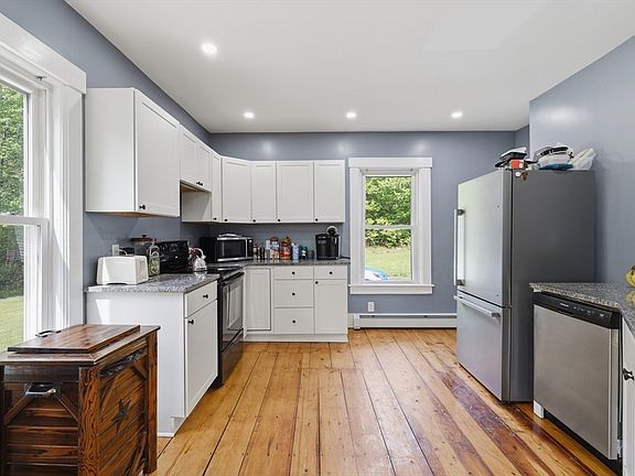 3rd image of 276 Pleasant St