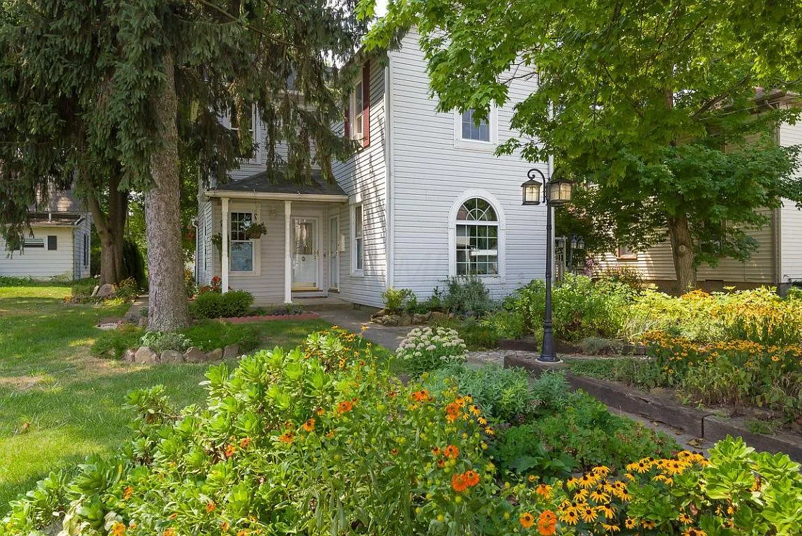 342 E William St photo 1