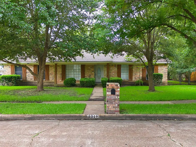 5911 Dawnridge Dr — Photo 3