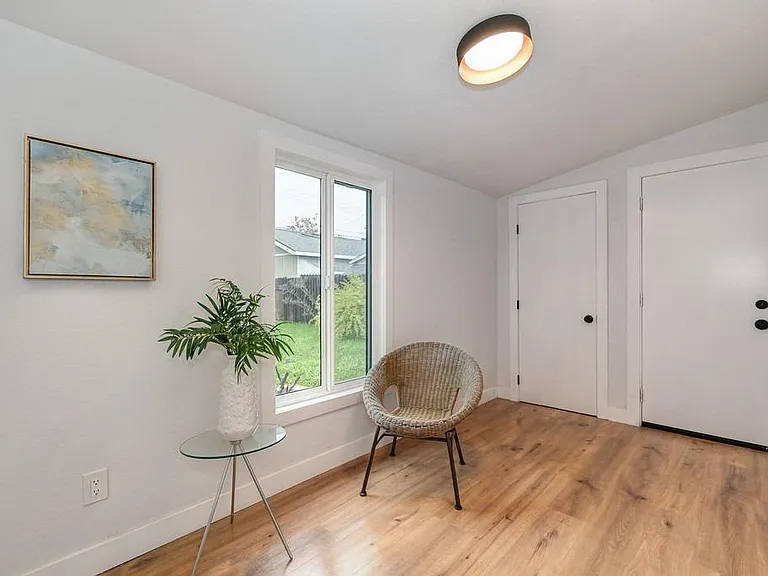 2277 Beaumont St — Photo 15