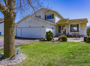 909 Sparrow Rd, Waconia, MN 55387