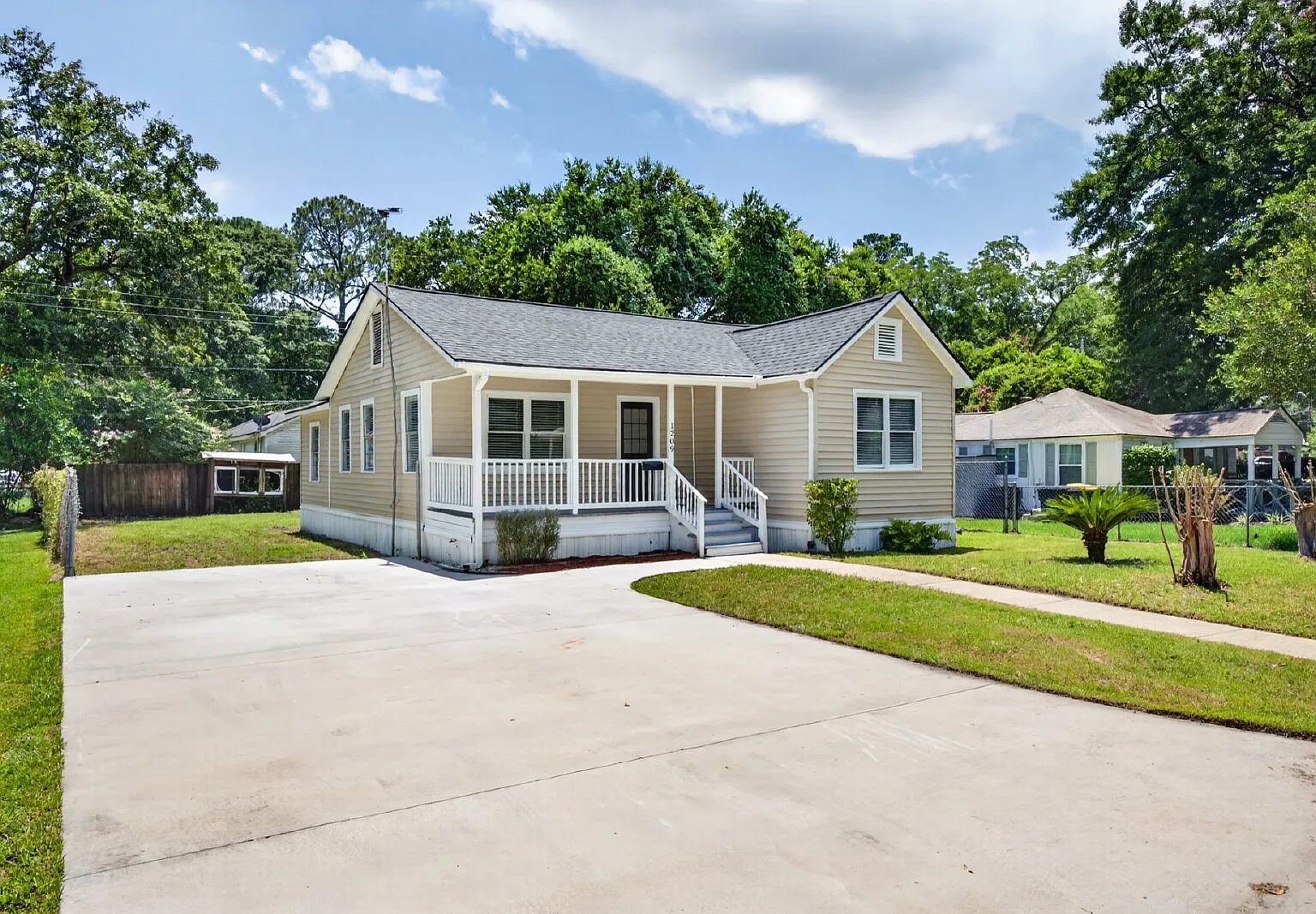 2 bed, 1.0 bath, 1016 sqft, $1,900 — Photo 3
