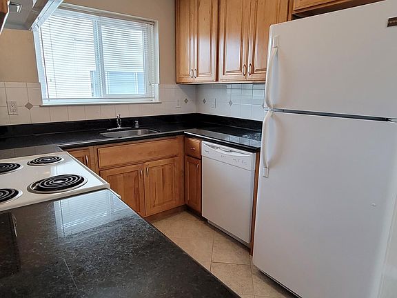 5th image of 1642 Queen Charlotte Dr #1B