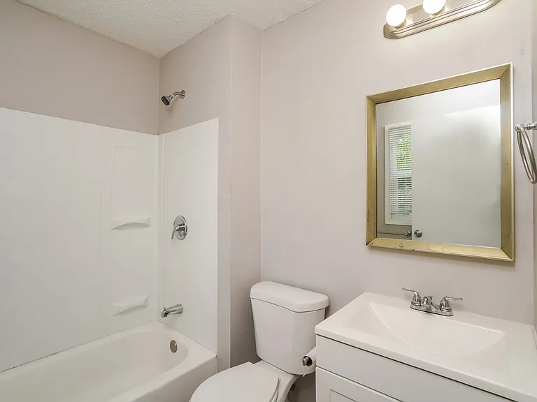 371203_029_bathroom_13098696.jpg
