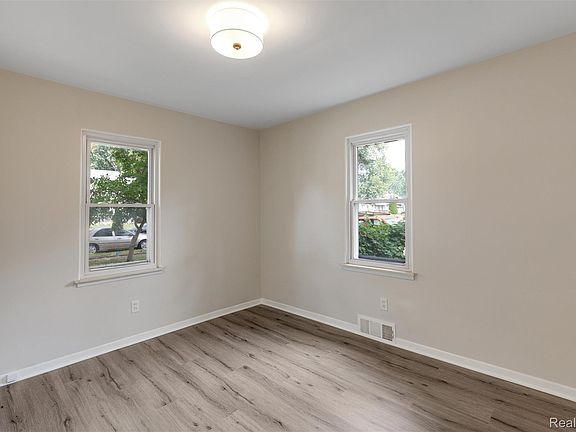 4th image of 5850 Deering St