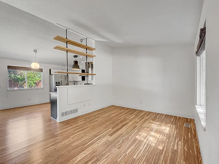 1560 Bain Dr — Photo 3