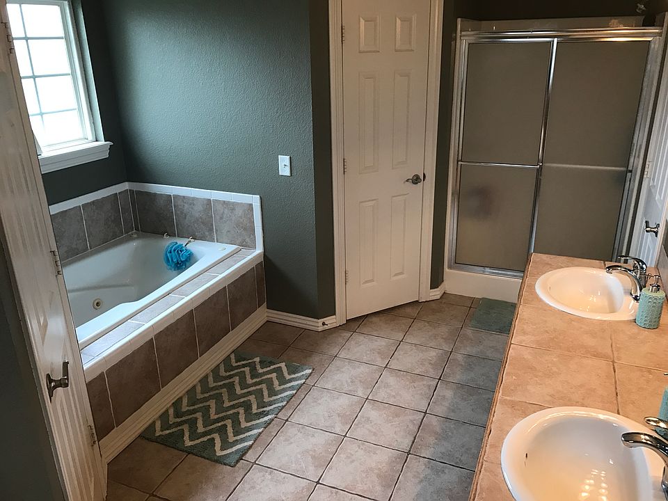 1st image of 1010 Applewood Cir