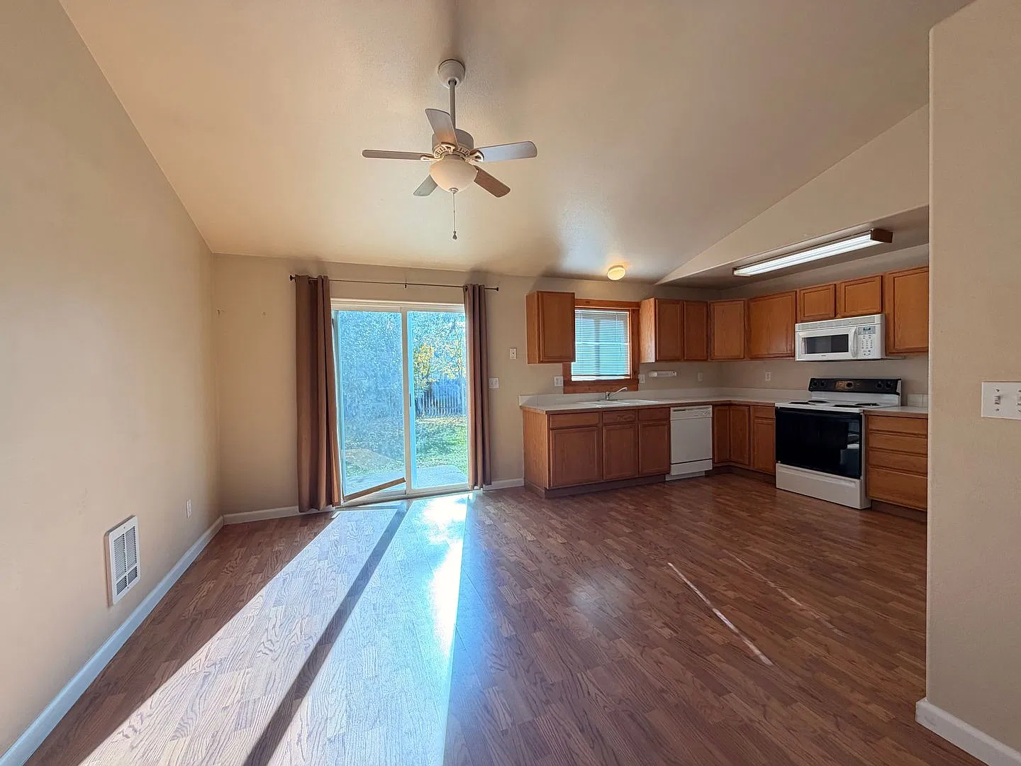 Check Out This Comfortable Single-Level Home In Sw Redmond! — Photo 4