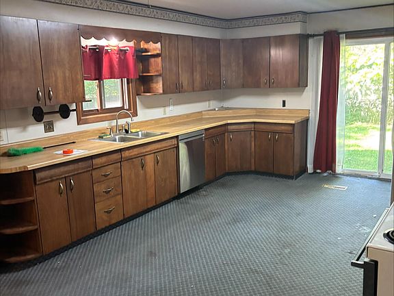 4th image of 509 E Grand River Rd