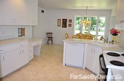 Loads of cupboards! : Plenty of cupboard space!