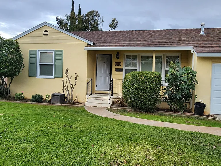 1720 Oregon Dr — Photo 2