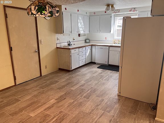 3rd image of 3984 Robin Ave