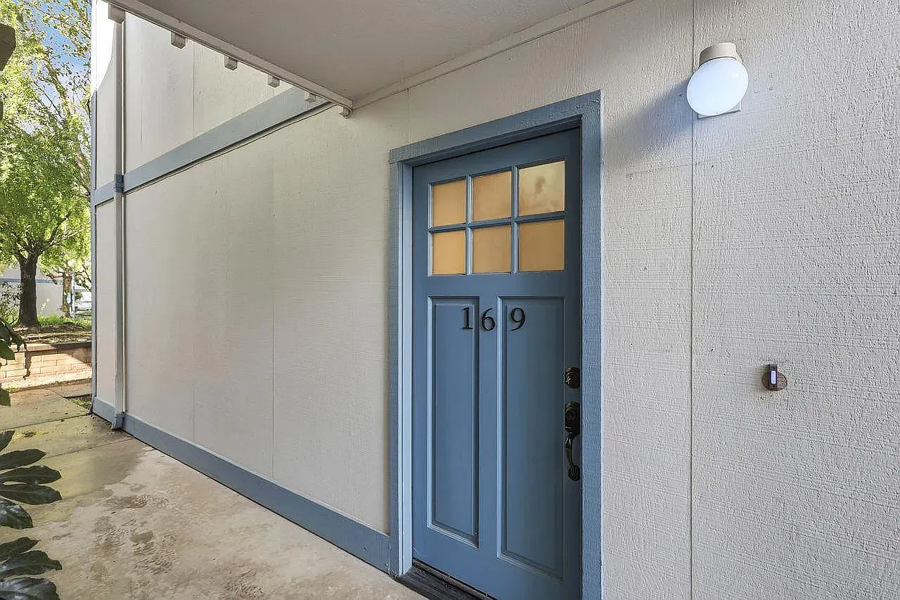 For Lease | Updated 2BR Condo with Pools, Hot Tub & Sunny Patio — Photo 3