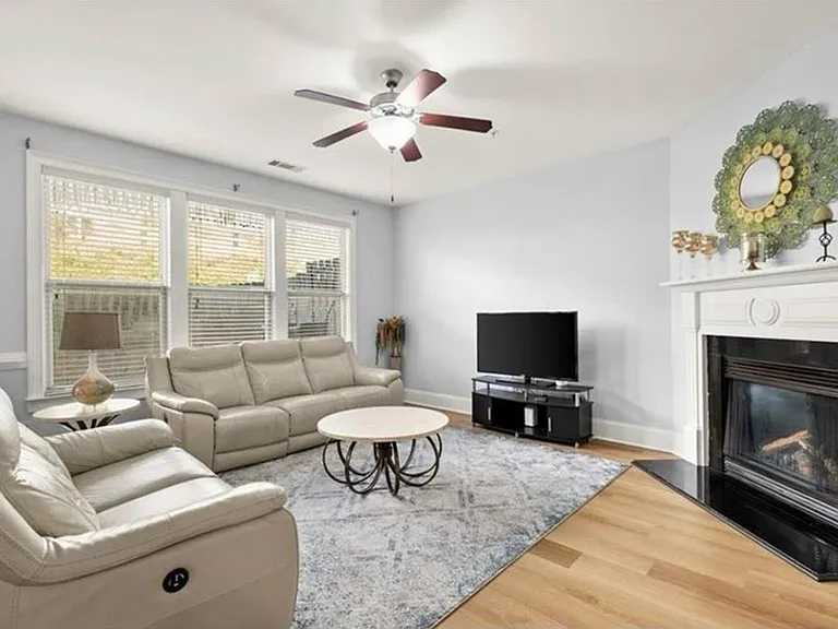 2304 Oakton Pl SE — Photo 4