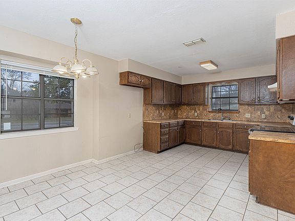 4th image of 400 Brigadoon St