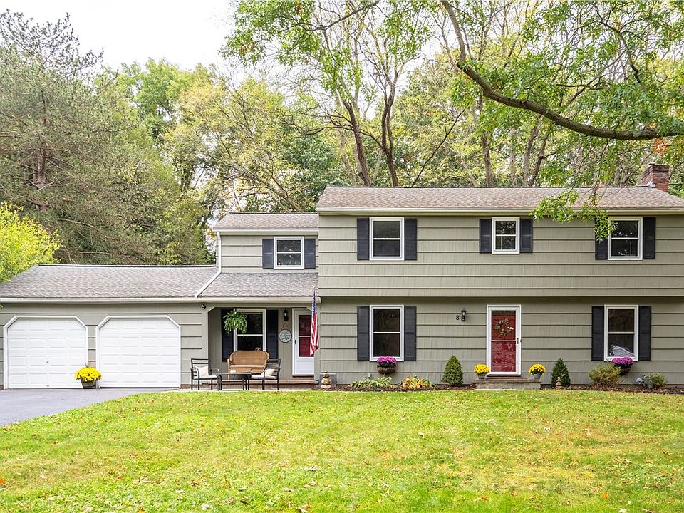 1st image of 8 Rosewood Dr