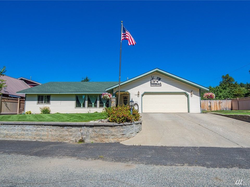 Beautiful 3 bedroom 2 bath rambler, perfect for YOU!  Enjoy the upgraded wood floors, open great room for entertaining and private backyard.