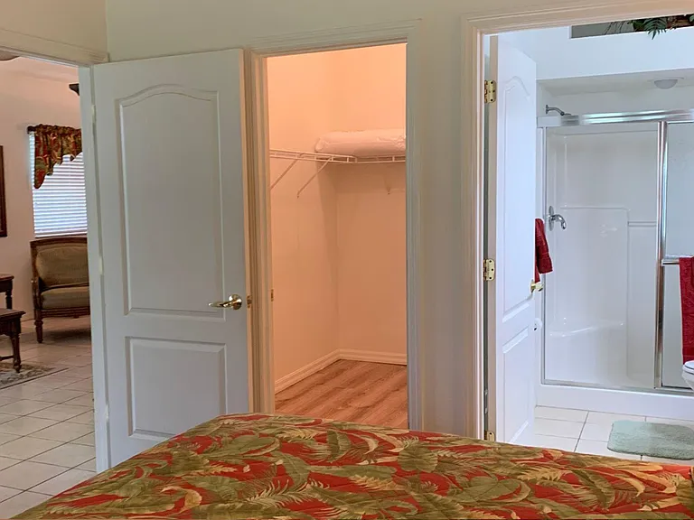Walk-in closet & en suite bathroom