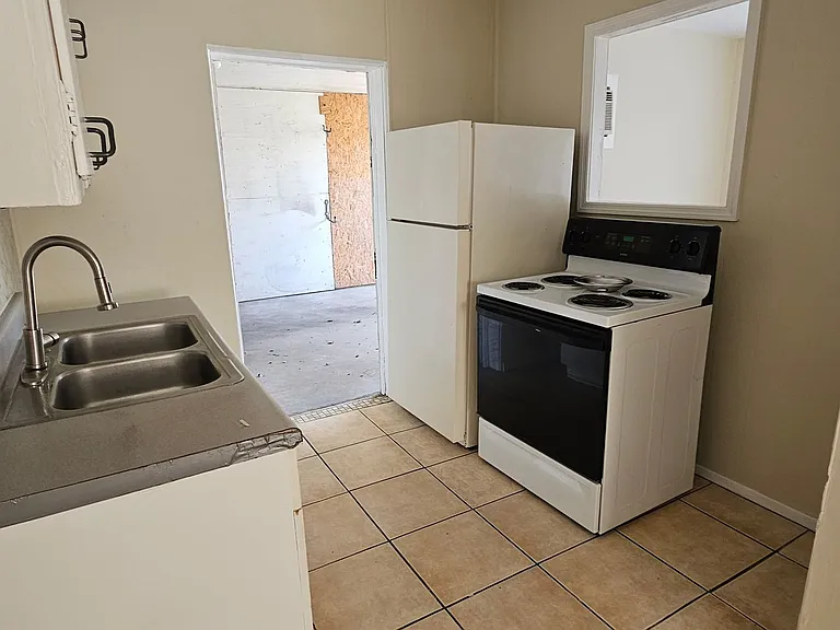 424 S Brevard Ave — Photo 2
